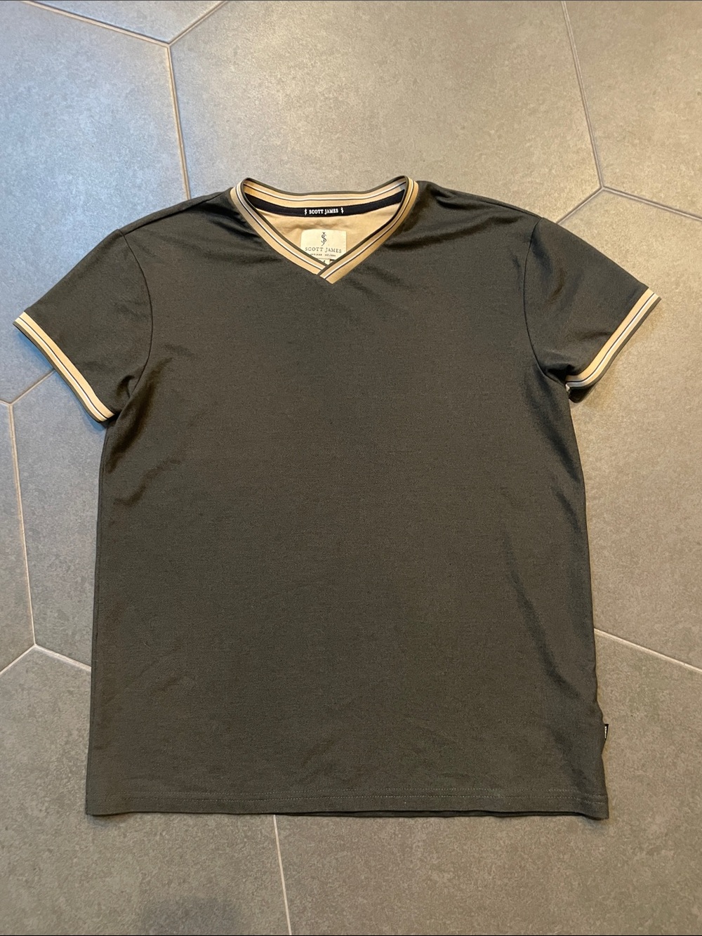 Scott James England Men’s V-Neck Short Sleeve Shirt with Contrast Trim M